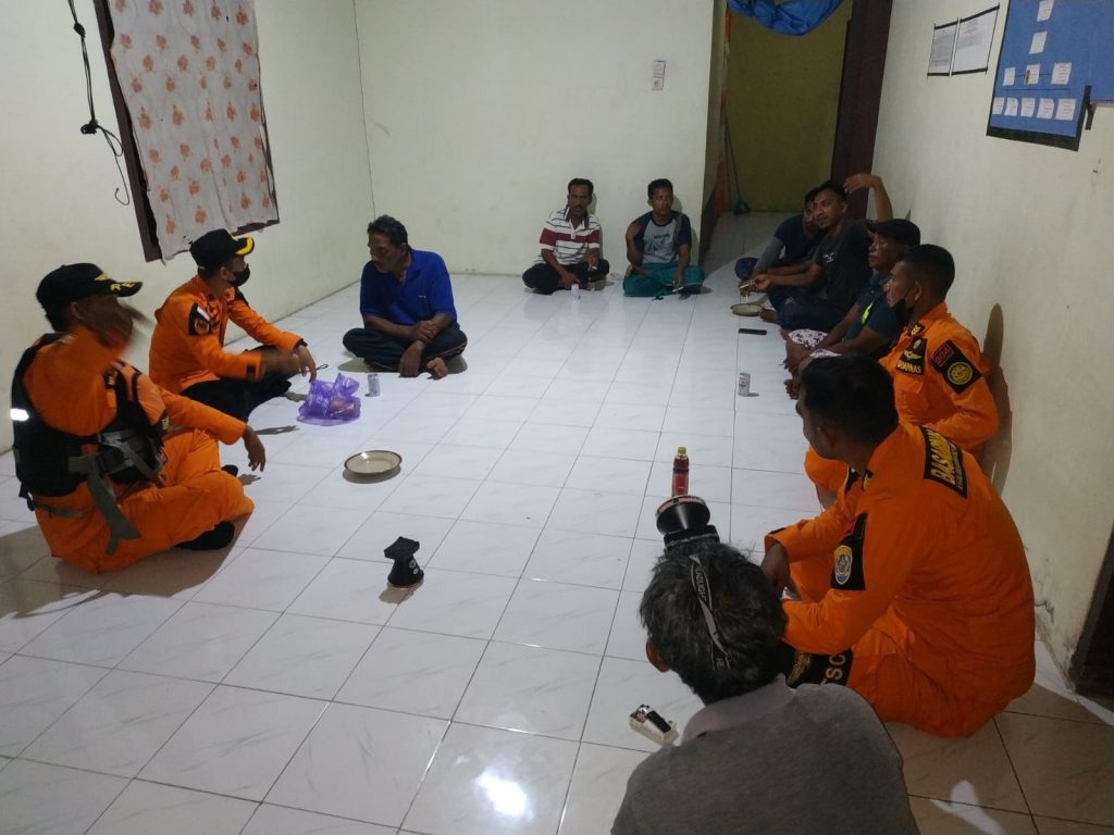 Tiga ABK KM Putra Rahim Ditemukan Selamat, Terdampar di Pulau Kapota Wakatobi 2 F01.9 Tim SAR saat menemui tiga orang awak kapal KM Putra Rahim di rumah Kepala Desa kapota Wakatobi