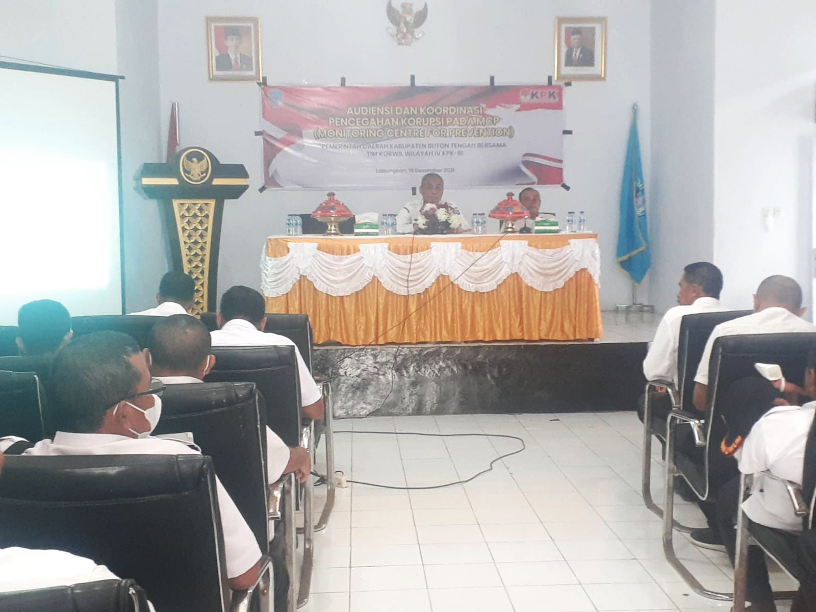 F02.1 Sekda Buteng H Konstatinus Bukide saat memimpin rapat koordinasi bersama para pimpinan SKPD