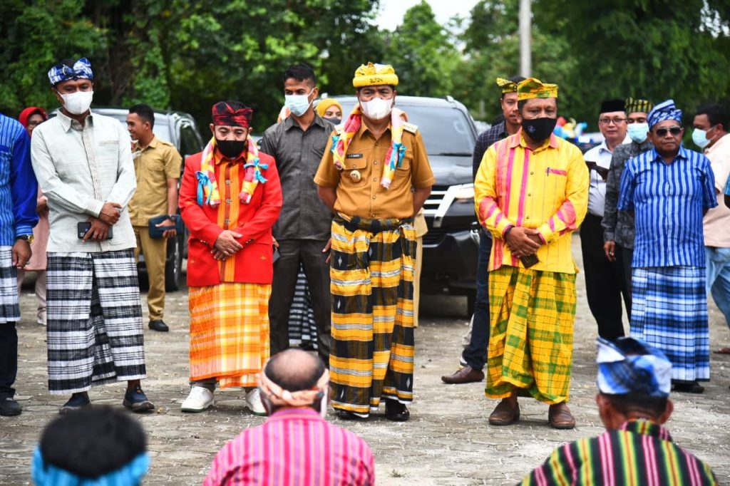 Hadir Pesta Adat di Kapontori, La Bakry Ingatkan Pentingnya Vaksinasi 2 F02.2 Bupati Buton La Bakry ketika menghadiri pesta adat di Kapontori
