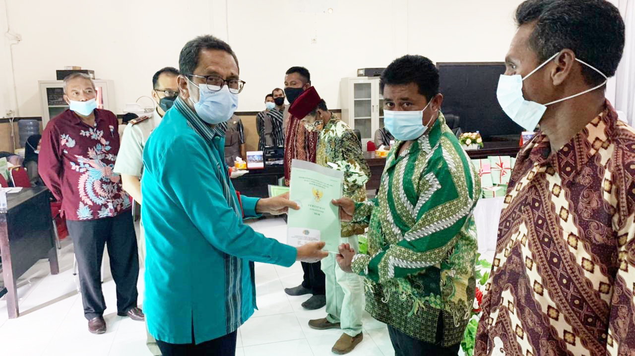 Sekda Busel Serahkan 2.026 Sertifikat Tanah 1 F02.4 Sekda Buton Selatan Drs. La Siambo secara simbolis menyerahkan sertifikat tanah kepada warga Busel