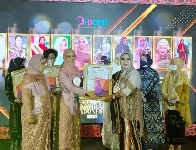 F04.2 Ketua Dharma Wanita Persatuan Kota Baubau Dr. Nanik Hindaryatiningsih