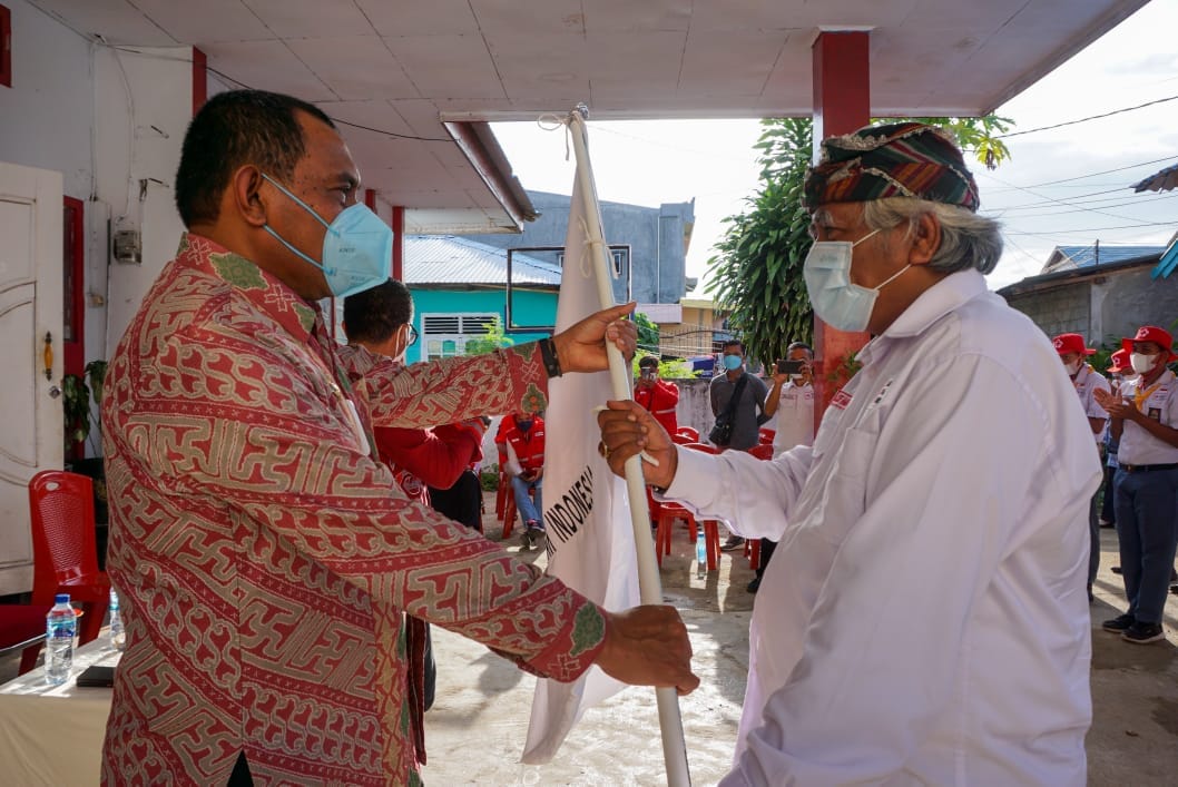 Wawali Baubau Lepas 52 Personil Kontingen Jumbara Tingkat Sultra 1 F04.3 Wakil Walikota Baubau La Ode Ahmad Monianse menyerahkan bendera sebagai tanda pelepasan peserta