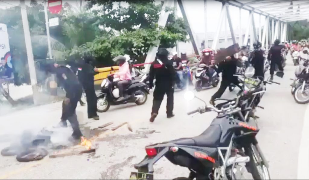 Polisi Periksa Empat Orang Sebagai Buntut dari Meninggalnya Pemuda Asal Kanakea yang Diduga Ditikam Dinihari 2 FHL Polisi membubarkan pemblokiran jalan dengan membakar ban bekas yang dilakukan oleh warga Kanakea.
