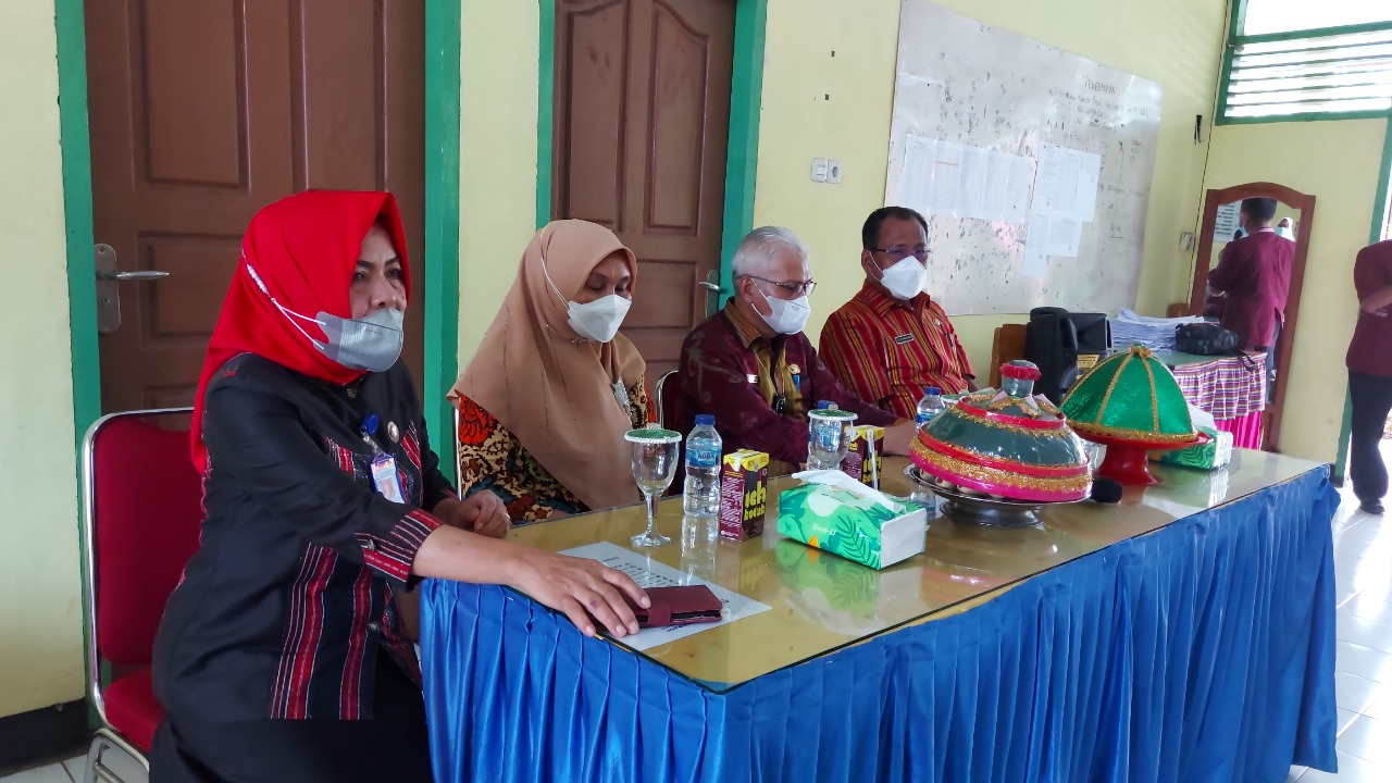Kadis Dikbud Sultra Saat bertatap Muka dengan Para Guru SMAN 3 Baubau. Didampingi Kepala KCD Buton Jamaluddin dan KCD Wilayah Baubau Busel Mastuti