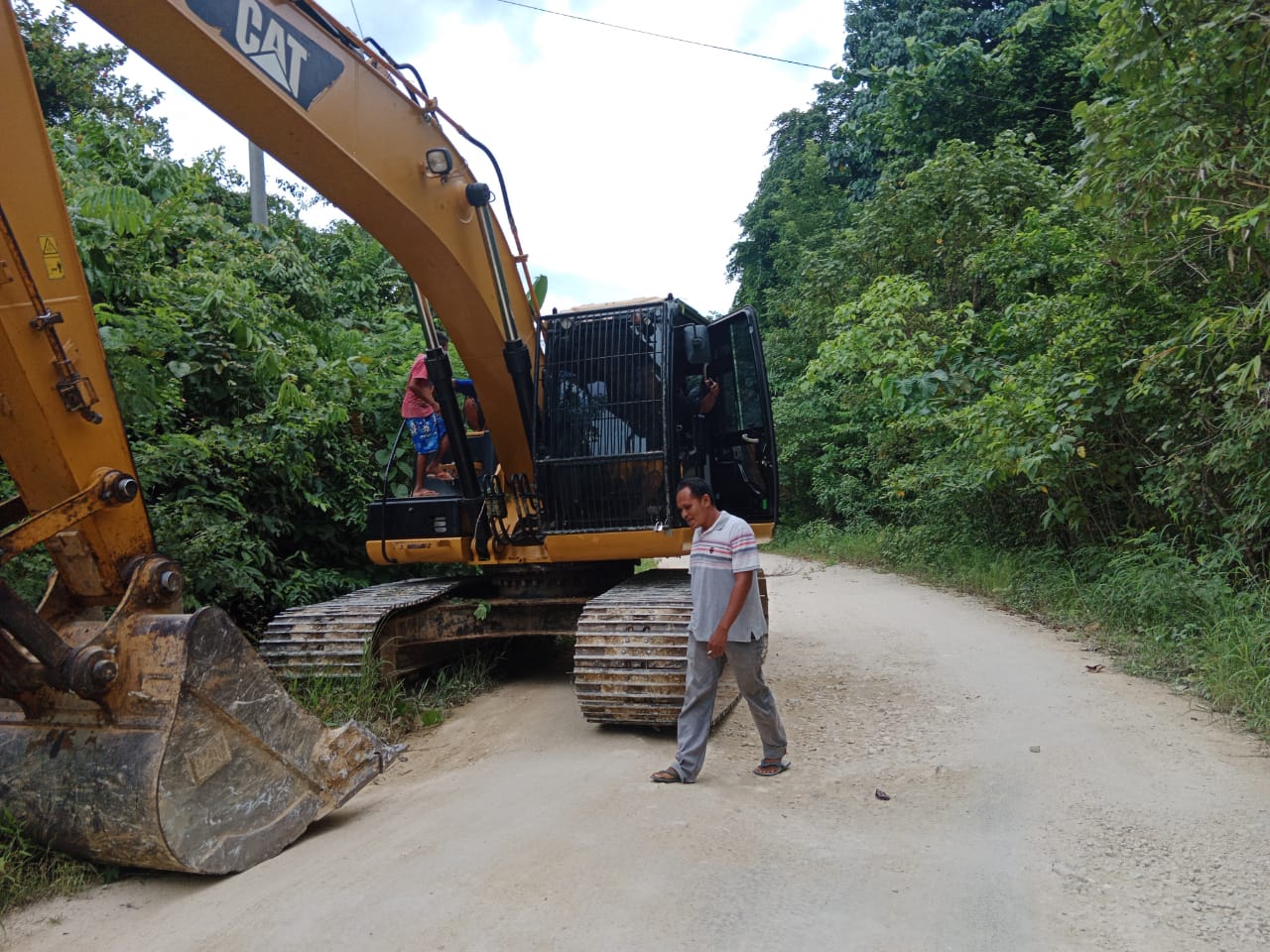 Ketua Tim RIDA Hentikan Sementara Proyek Pekerjaan Jalan Tani di Desa Bubu, Buton Utara 1 Ketua Tim RIDA di Desa Bubu pada saat menghentikan alat berat yang akan mengerjakan proyek jalan tani di desa Bubu.