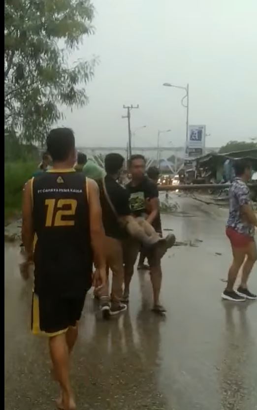 Tiang Listrik di Kotamara-Baubau Ambruk, Tindis Pengendara dan Sebuah Kios 3 Pengendara motor yang tertimpa tiang listrik dievakuasi oleh warga setempat