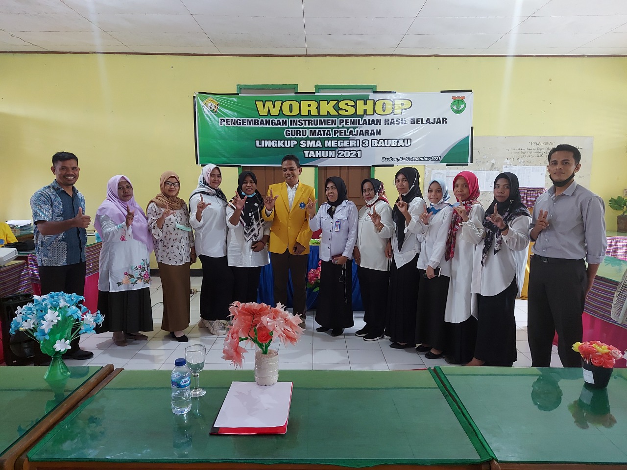 Suasana Usai kegiatan Workshop Pengembangan Instrumen Penilaian Hasil Pelajaran yang diselenggarakan SMAN 3 Baubau