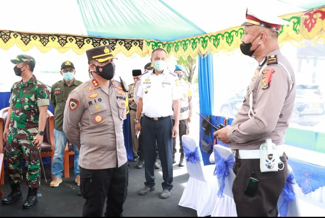 f01.5 Kapolres AKBP Rio Tangkari saat mengecek sejumlah pos pengamaanan di salah satu gereja diwilayah hukum Polres Baubau