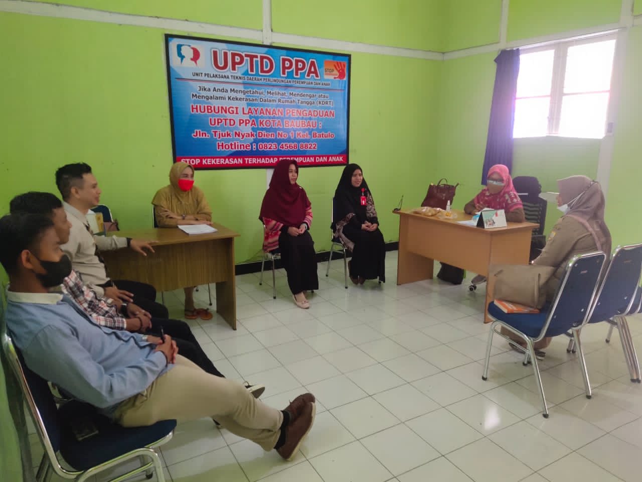 F01.1 Kepala UPTD PPA Kota Baubau Rosdina Aksa SIP bersama Satgas di kantornya.