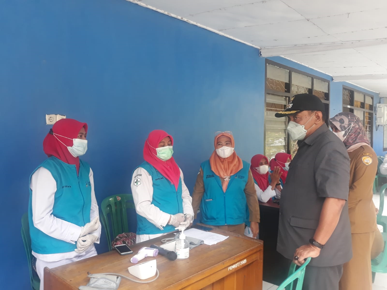 F01.3 Wakil Walikota Baubau La Ode Ahmad Monianse saat memantau pelaksanaan vaksinasi Covid 19 kepada masyarakat Baubau