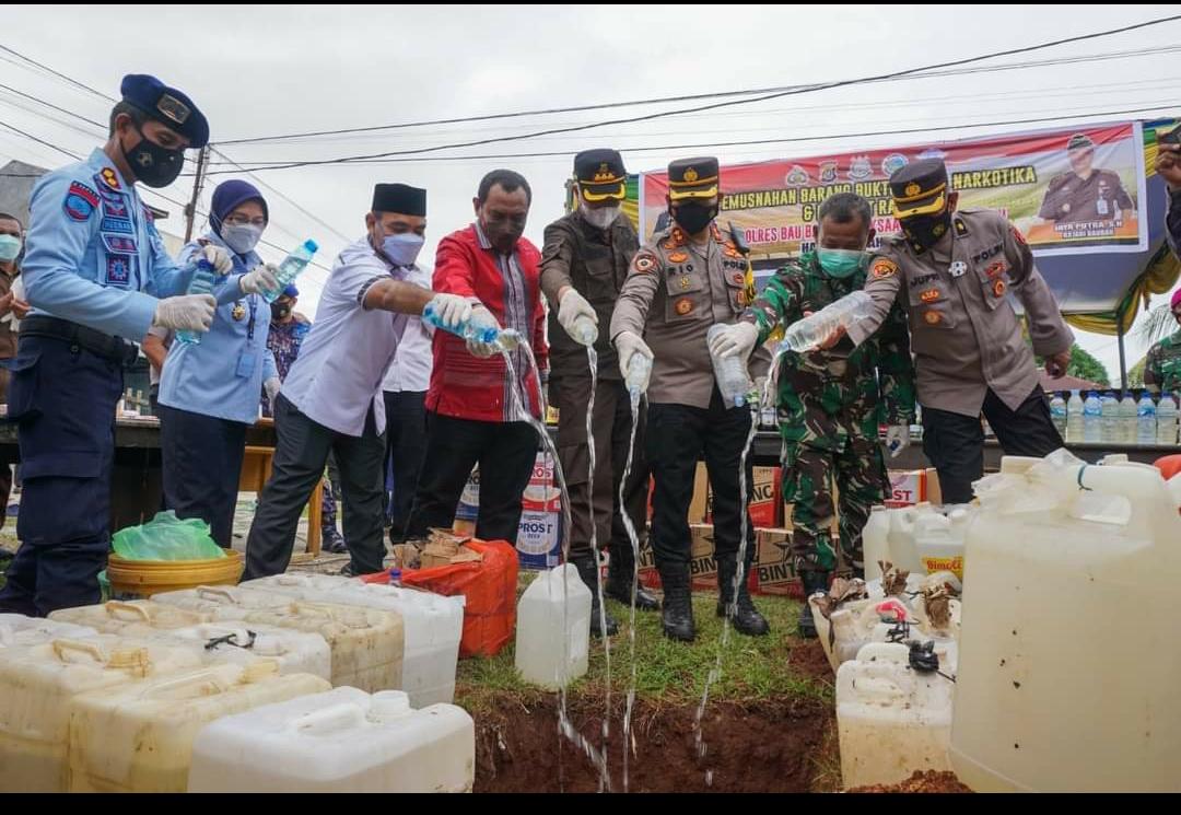 F01.4 Pemusnahan Miras oleh Polres Baubau dan Kejaksaan yang di hadiri oleh Pemkot Baubau dan sejumlah instansi Forlopimda Kota Baubau