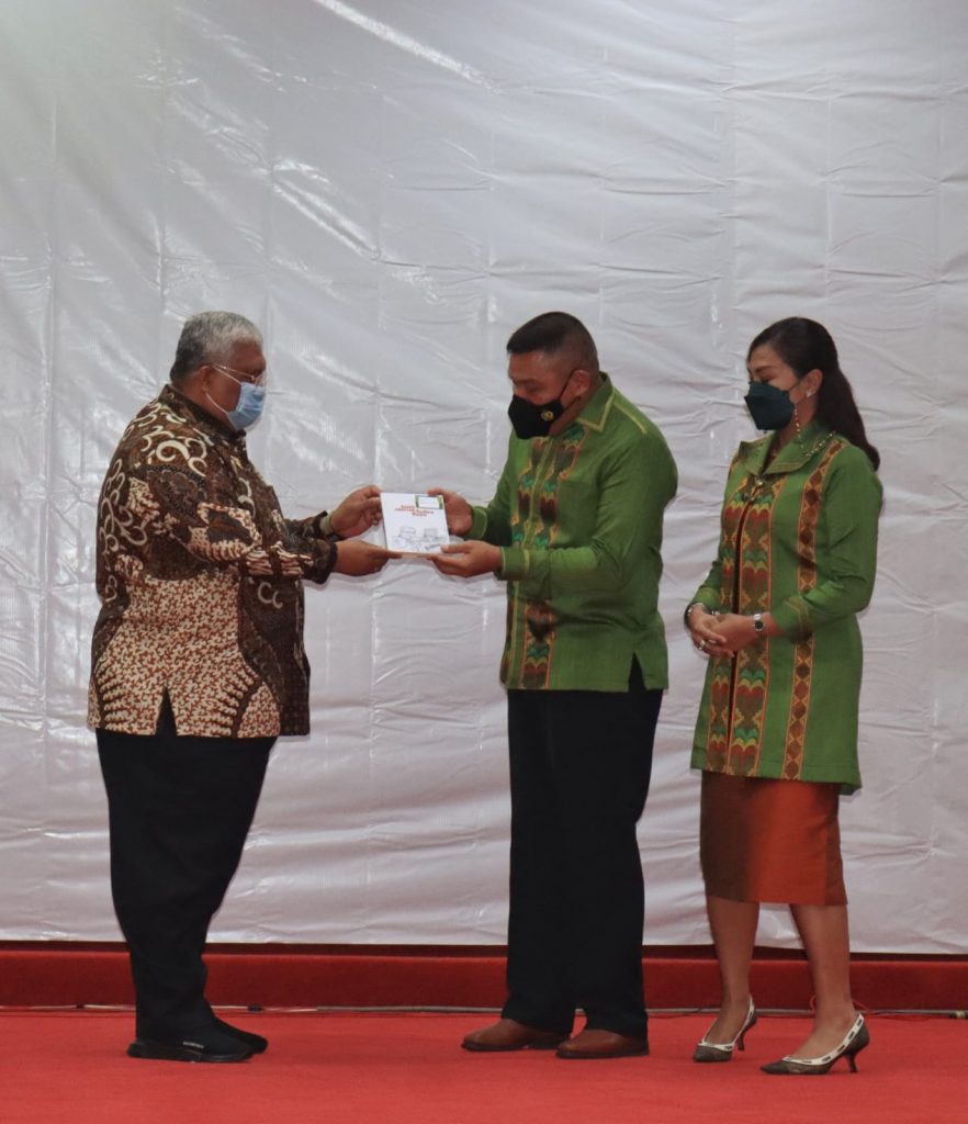 Lepas Sambut Danrem/Haluoleo 143 Kendari, Gubernur Bacakan Tiga Baris Pantun 2 F01.5