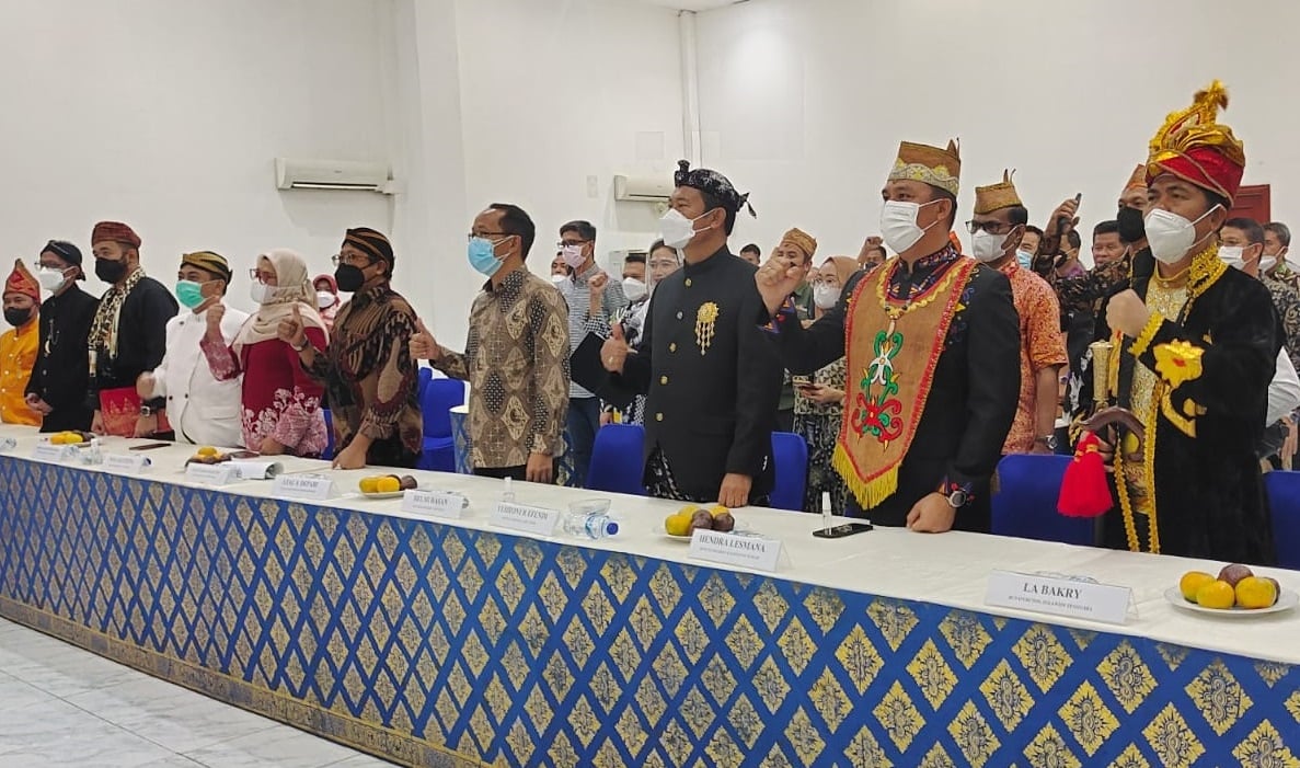 F01.6 Bupatai Buton La Bakry bersama bupati walikota penerima Award Kebudayaan PWI Pusat pada HPN 2022 di Kendari.