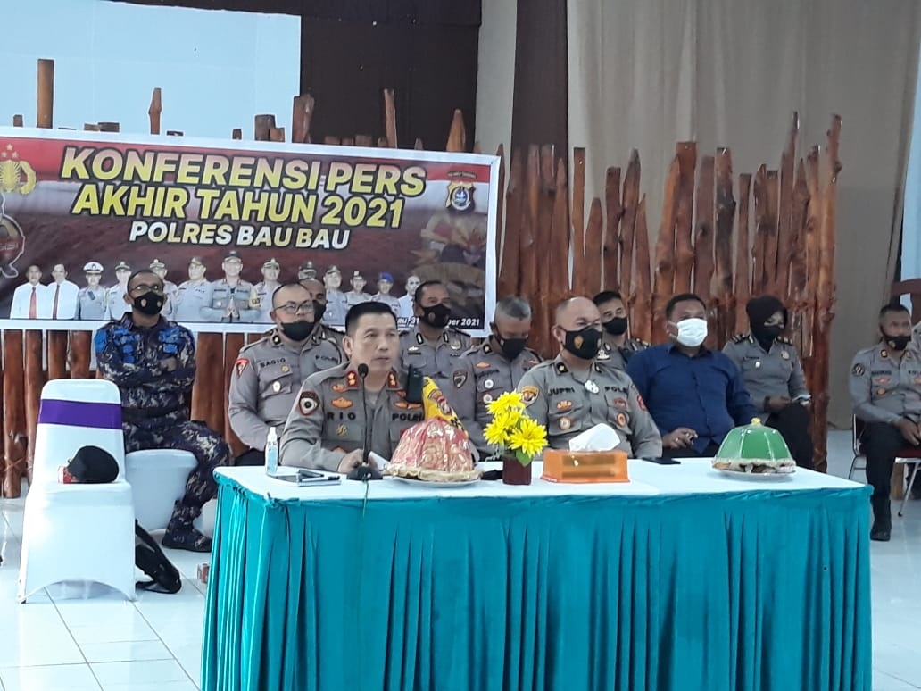 F01.9 Kapolres Baubau depan kiri didampingi pejabat tinggi Polres Baubau