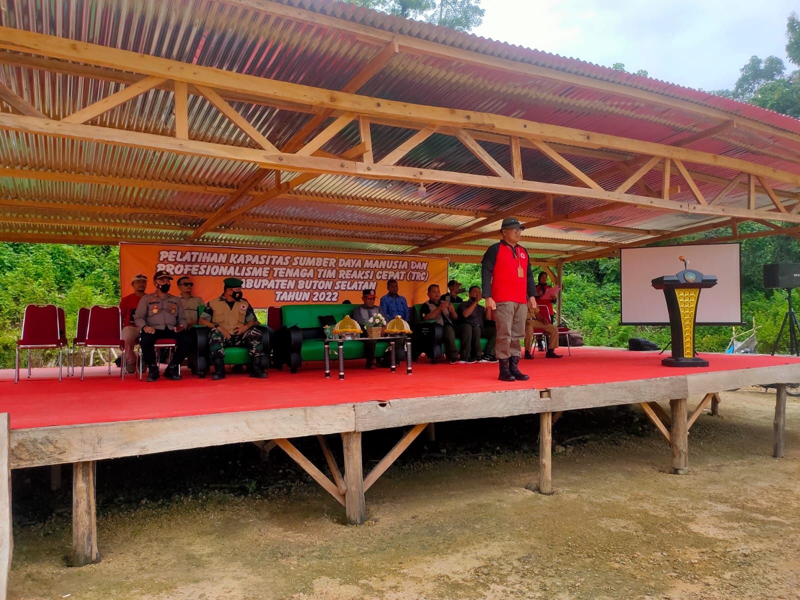 F02.1 Pj Sekda Busel La Ode Almuhammad Sufi Hisanuddin saat memberikan arahan kepada peserta TRC BPBD Busel