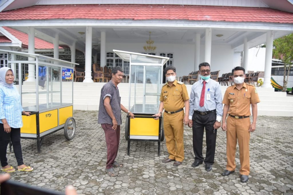 Bupati Buton Serahkan Gerobak CSR, Leter Buton akan Lebih Indah, Pendapatan UMKM Meningkat 2 F02.3