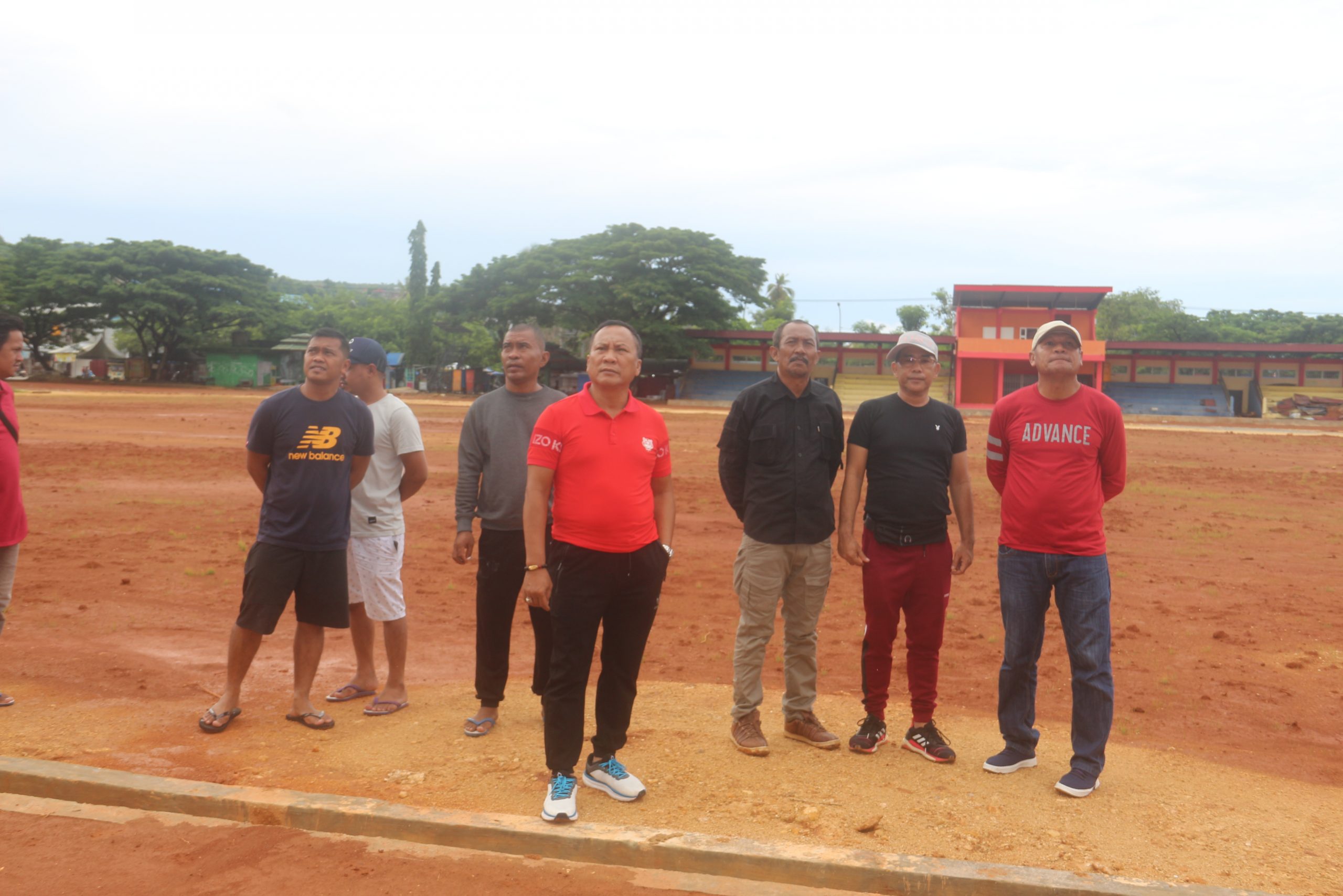 F04.1 Kadospora Provinsi Sultra Trio Prasetyo Praharso bersama Plt Kadispora Kota Baubau Abdul Rahman dan Kabid Peningkatan Prestastasi Maaruji meninjau Stadion Betombari scaled