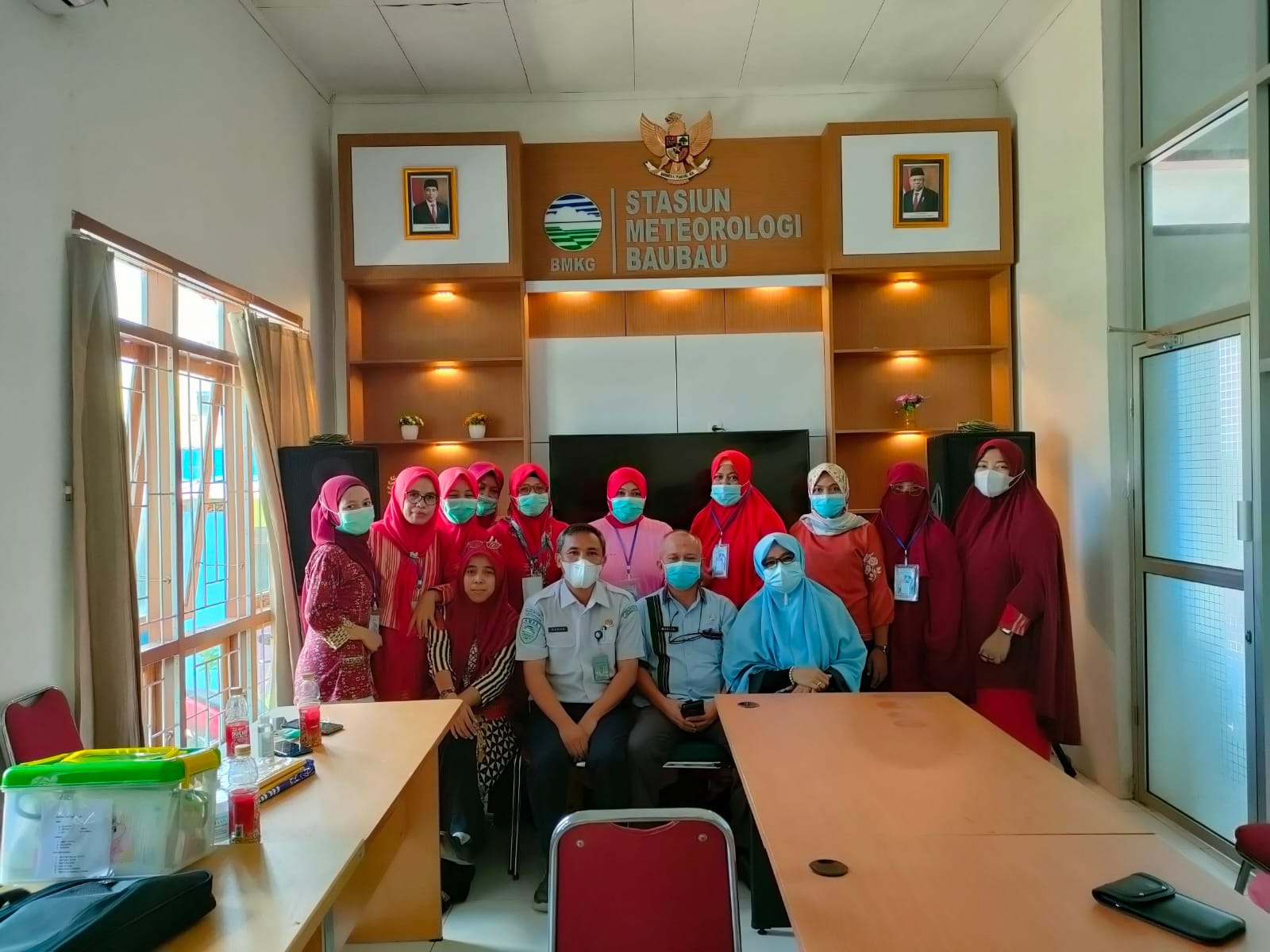 F04.2A Kepala Stasiun Meteorologi Betoambari Hadi Setiawan saat berfoto bersama sejumlah tenaga kesehatan Kota Baubau