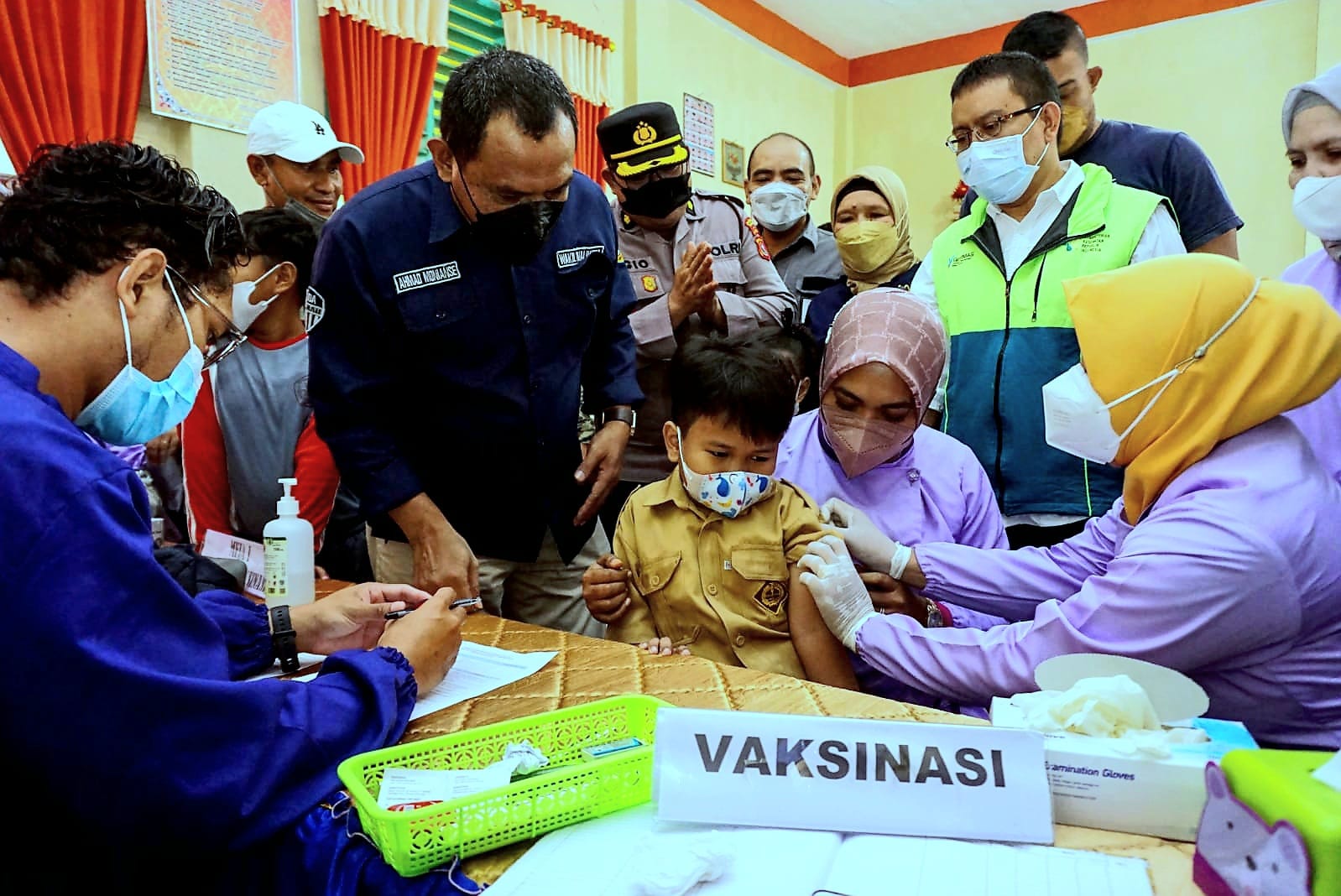 F04.3 Plt Walikota Baubau La Ode Ahmad Monianse melihat langsung pelaksanaan vaksinasi anak 6 11 tahun di tiga lokasi