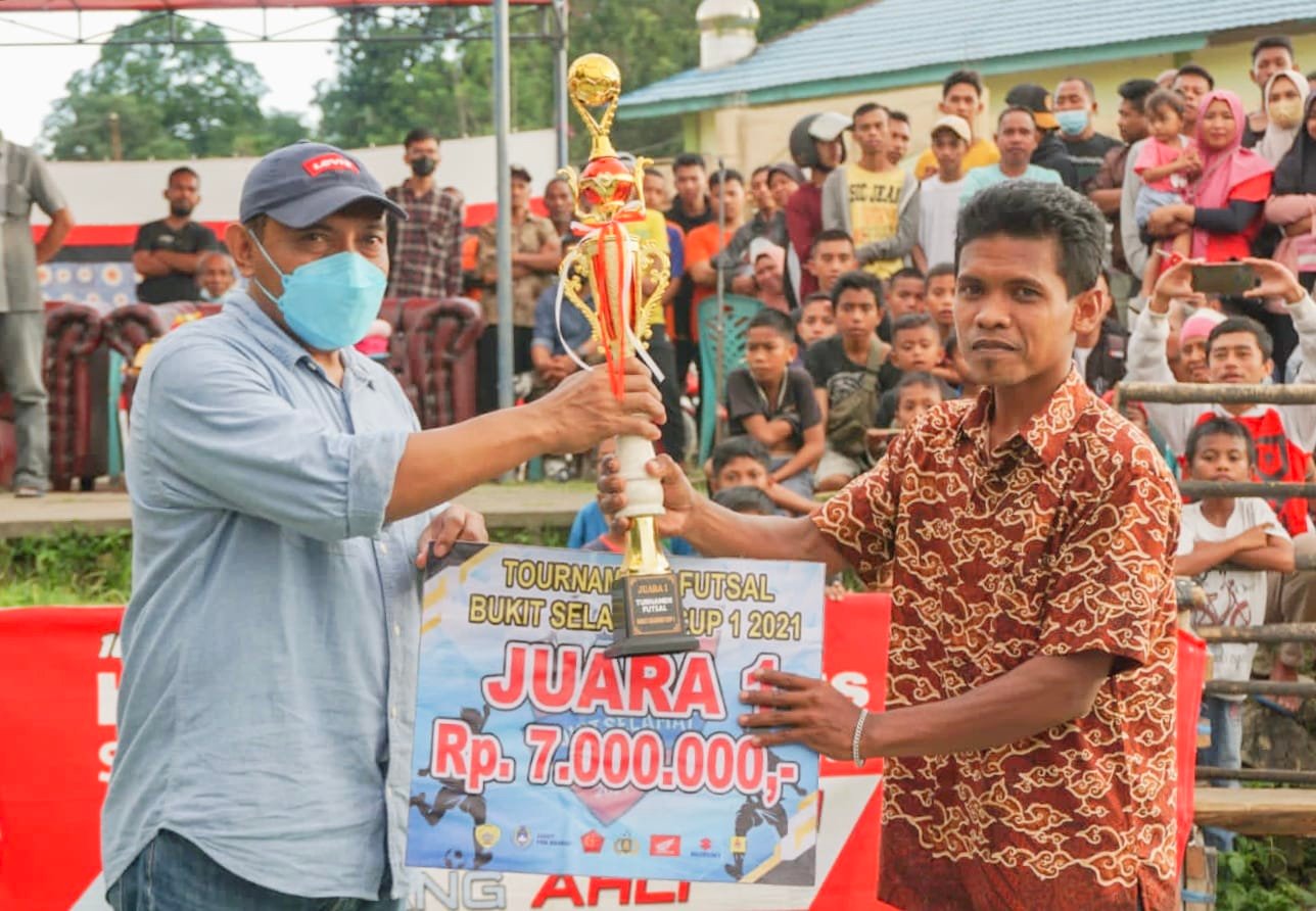 F04.3 Wakil Walikota Baubau La Ode Ahmad Monianse ketika memberikan piala dan hadiah