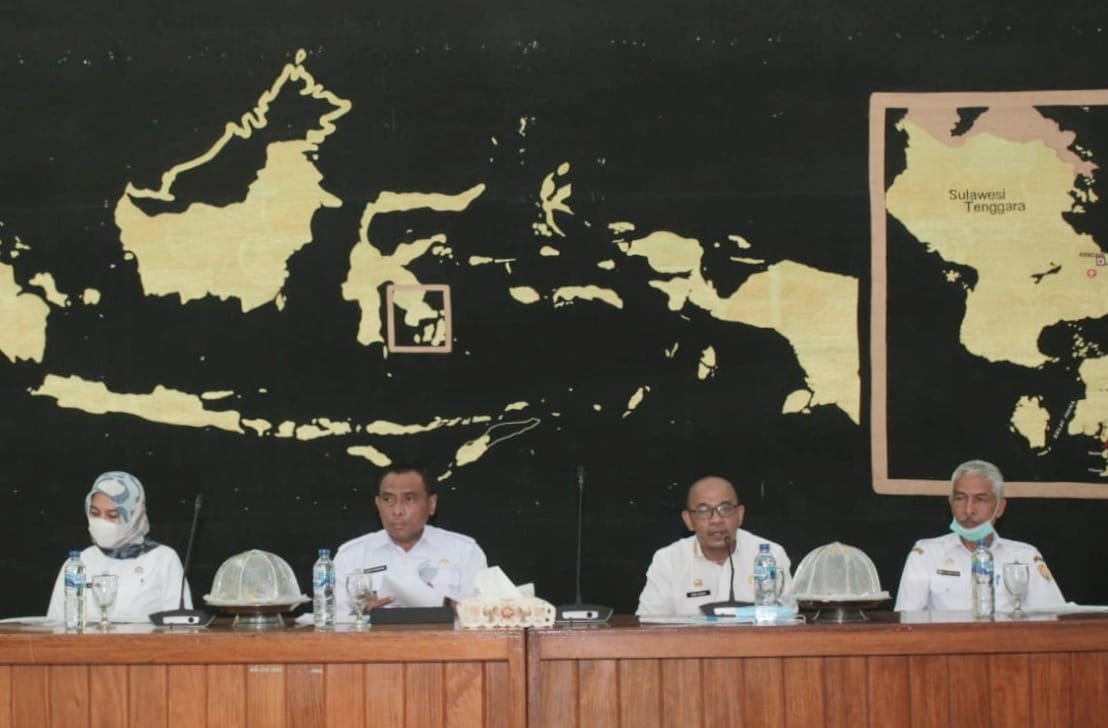 F04.3 Wakil Walikota Baubau La Ode Ahmad Monianse pimpin rapat optimalisasi vaksin