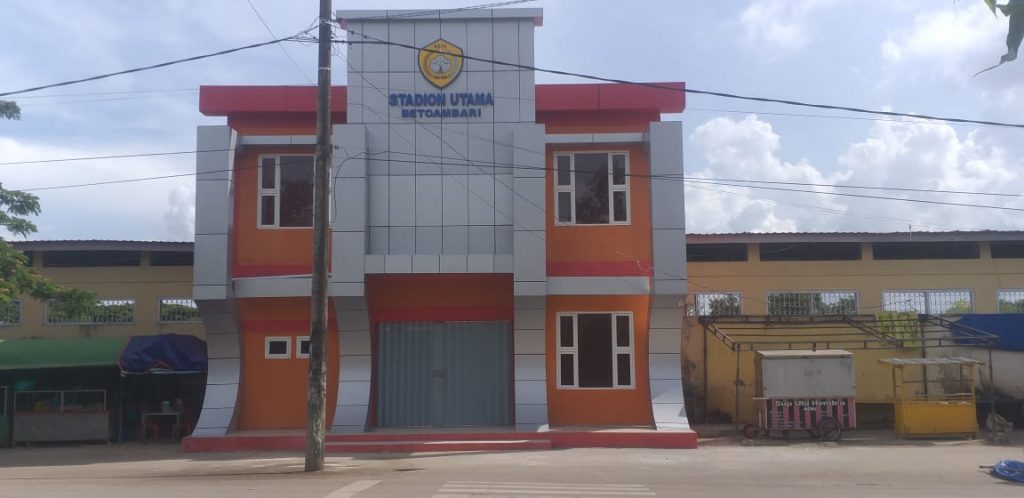 F04.3B Stadion Utama Betiambari pasca direnovasi pada bagian deoan tribun
