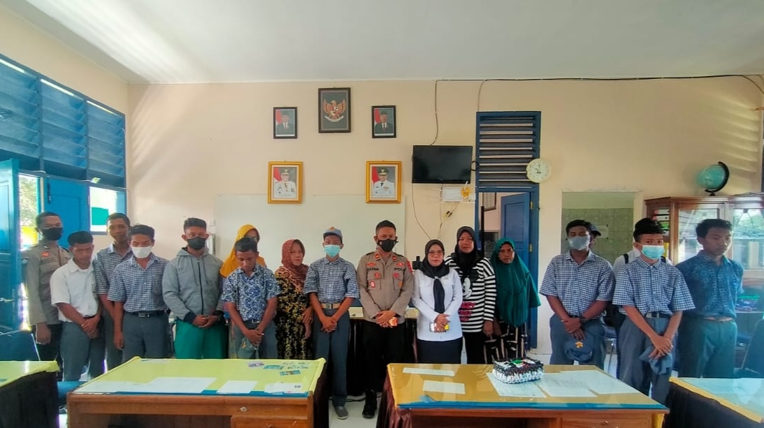 Kepsek SMAN 1 Batauga Dosher Farida bersama Kapolsek Batauga melakukan mediasi orang tua dan wali masing masing siswa yang terlibat perkelahian