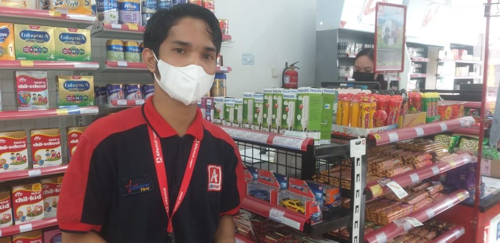 Warga Baubau Kecewa Stok Minyak Goreng Kemasan di Alfamidi Harga 28 Ribu per 2 Liter Cepat Habis Terjual 2 Penanggungjawab Alfamidi Betoambari Kota Baubau Salim