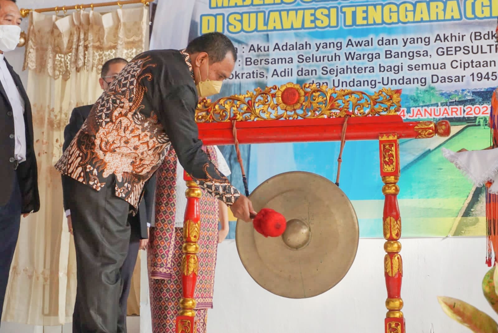 Wakil Walikota Baubau La Ode Ahmad Monianse ketika memukul Gong