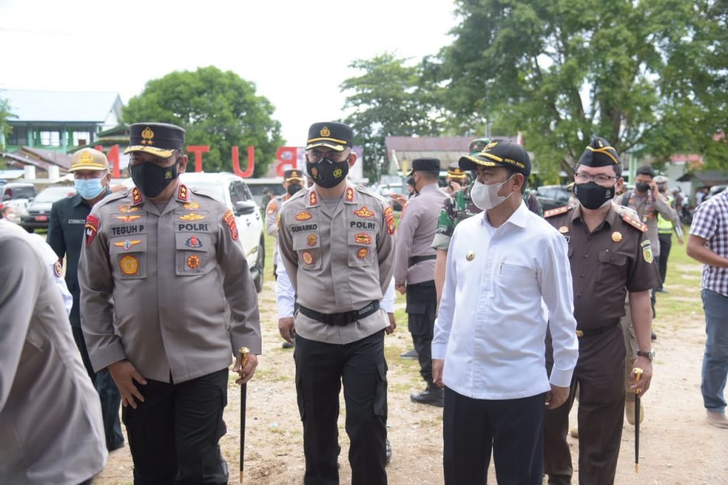 Kapolda Sultra Tinjau Vaksin Massal di Buton 2 kapolda Sultra Bersama Bupati Buton tinjau langsung vaksinasi massal di Buton