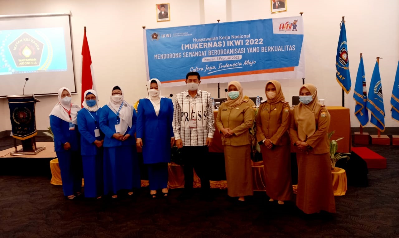 F01.2 Ketua Bidang Organisasi PWI Pusat Arif Zulkifli saat berfoto dengan Para penggurus IKWI