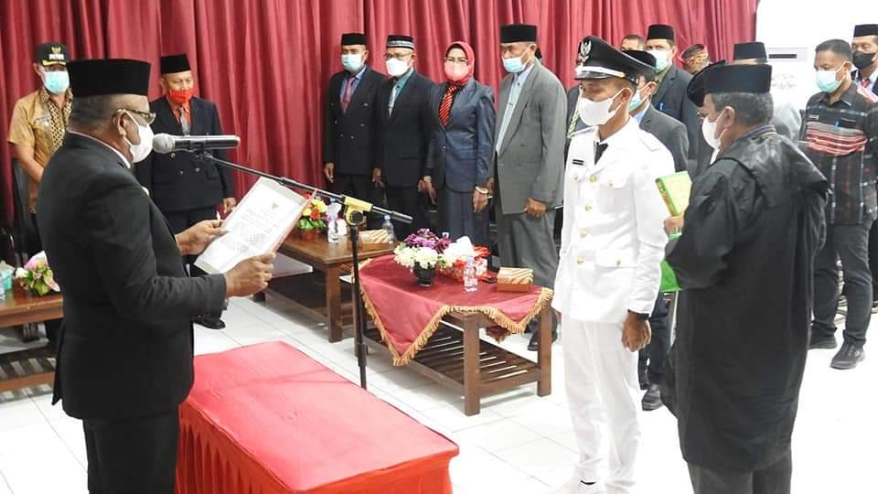 Bupati Buteng Harap Para Kades Menjalankan Amanah Dengan Baik 2 F01.5 Bupati Buteng H Samahuddin SE saat melantik Kepala Desa Baruta