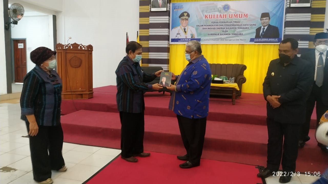 F01.5 Gubernur Sultra Ali Mazi menerima plakat dari Rektor Unidayan usai menyampaikan kuliah umum