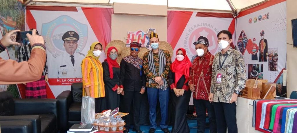 Stand Pameran HPN Pemkab Buton Selatan Dikunjungi Duta Besar Armenia dan Rusia 2 F02.2 1 1