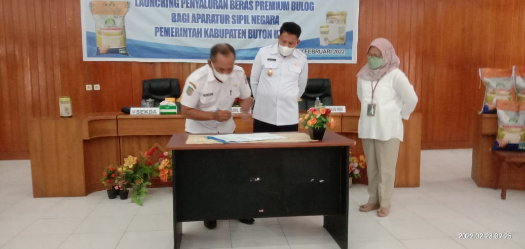 Pemkab Butur Bersama Bulog Sultra Tanda Tangani MoU Program Beras ASN 1 F02.2 Sekda Butur Muhammad Hardy Muslim saat menandatangani MoU Bersama Bulog Sultra