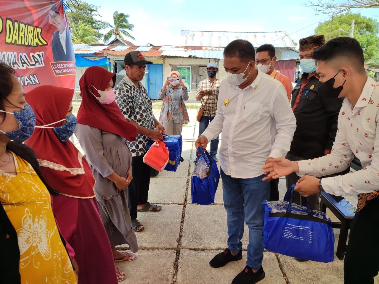 F02.3 Bupati Buton Selatan H. La Ode Arusanj menyerahkan sejumlah bantuan tanggap darurat kepada warga yang terdampak bencana alam