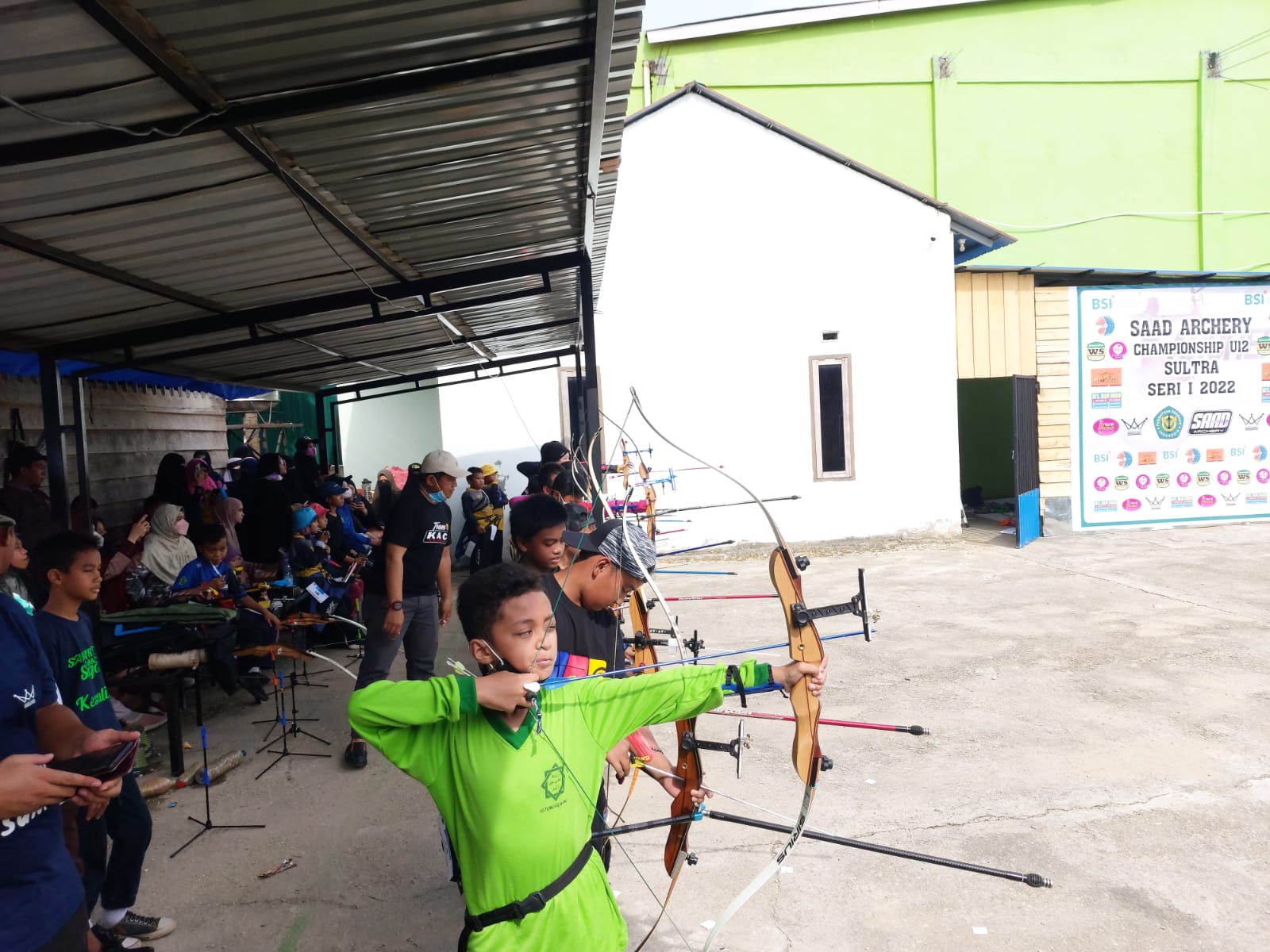 F04.1 Sejumlah atlet kelompok usia dini saat mengikuti lomba panahan Saad Archery Club Kendari