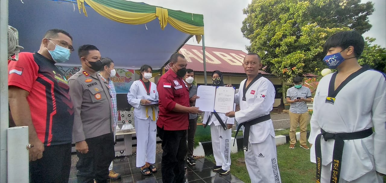 F04.2 Plt Walikota Baubau La Ode Ahmad Monianse tengah saat menyerahkan penghargaan Spesial Award Winner Taekwondo UCC Contest di Korea tahun 2021 kepada Ketua Pelatih Utama Ta