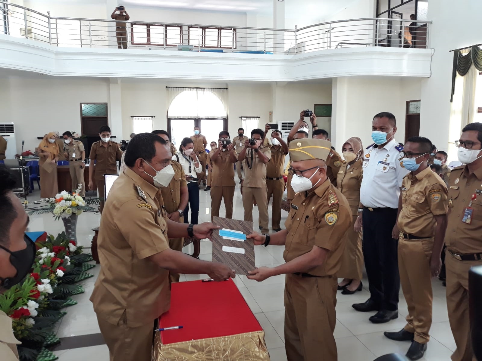 Plt Walikota Baubau saat memyerahkan Rancangan Awal Rencana Kerja Pemerintah Daerah Kota Baubau Tahun 2023 1