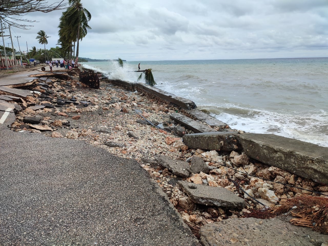 Talud dan jalan poros Batauga ambruk akibat gelombang tinggi