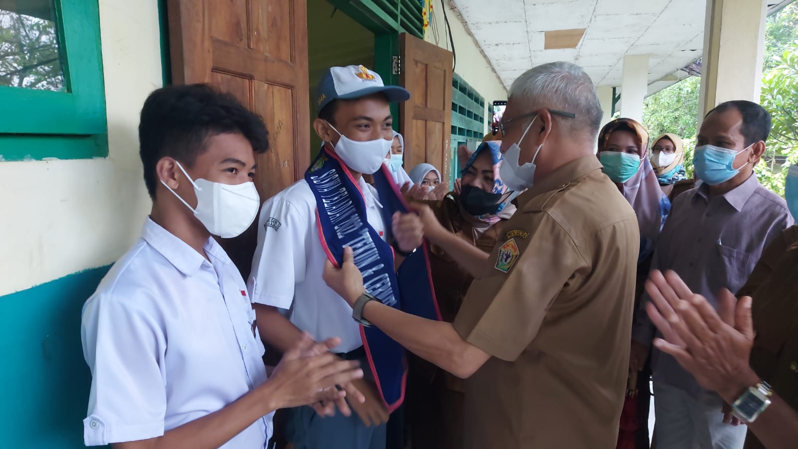 Kadis Pendidikan dan Kebudayaan Provinsi Sultra Asrun Lio saat menyerahkan penghargaan