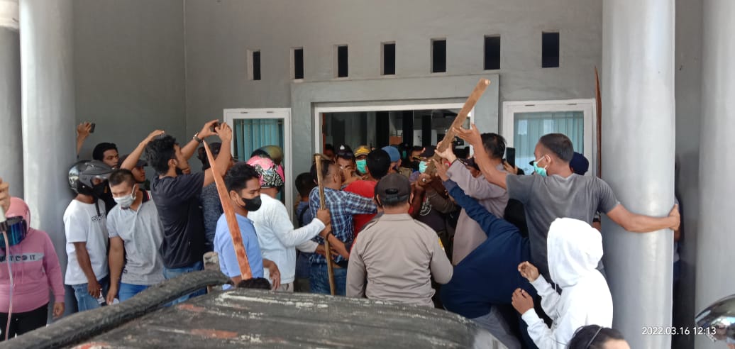 Warga Desa Laangke lakukan Demonstrasi di kantor Bupati Butur