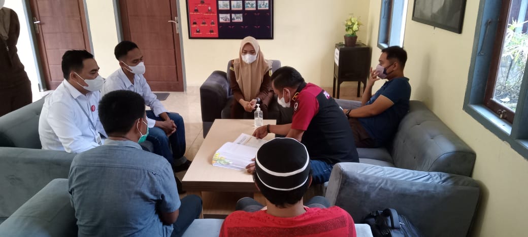 Polres Buton Utara Serahkan Tersangka Dugaan Korupsi Dana Desa Kasulatombi ke Kejaksaan Muna 1 Penyerahan dua tersangka dugaan korupsi Dana Desa oleh Polres Buton Utara kepada Kejari Muna