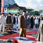 Penuh Hikmat, Walikota Ahmad Monianse dan Ribuan Umat Islam di Baubau Sholat Ied 1443 H di Pelataran Pantai Kamali