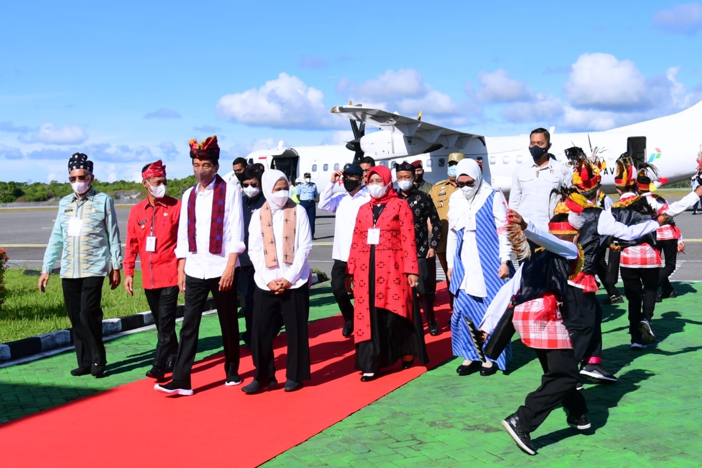 Presiden Jokowi Tiba di Wakatobi Disambut Tari Sajo Moane, Tak Peduli Panas Matahari Antusias Warga Sambut Presiden 1 09