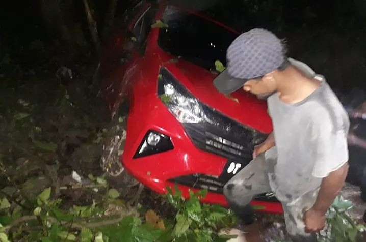 Lakalantas Lagi di Kapontori-Buton, Mobil Sedan Dikenderai Warga Wameo Ld Abdul Rizal Jatuh Kejurang Sedalam 15 Meter 2 24