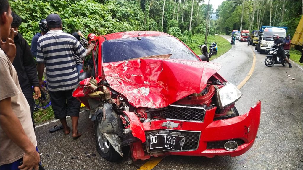 Tabrakan Truk dan Sedan Cevrolet di Kapontori-Buton, Warga Kendari Bernama Amir Asa Tewas 3 45