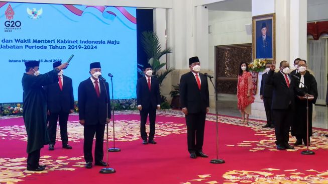Presiden Jokowi Resmi Lantik Zulkifli Hasan Jadi Menteri Perdagangan dan Hadi Tjahjanto Jadi Mentri ATR 2 F01.1 1 1