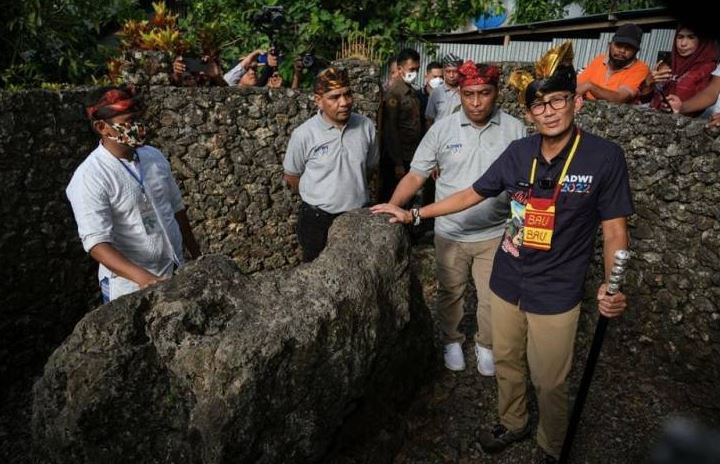 Menparekraf Sandiaga Uno Terpukau Dengan Kegagahan Benteng Keraton Buton, Harus Dijaga dan Dilestarikan 2 F01.2 Sandiaga Uno bersaman Walikota Baubau La Ode Ahmad Monianse Ketika Berada di salah satu makam di dalam Benteng Keraton Buton di Kota Baubau 1