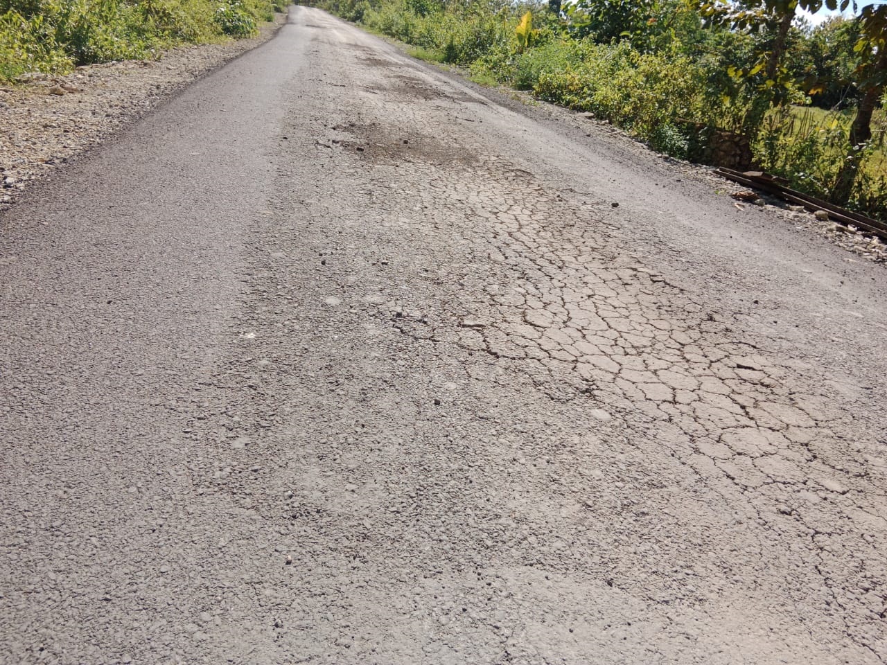 Jalan Provinsi di Buton Utara Belum Setahun Diaspal Sudah Rusak Parah 1 F01.5